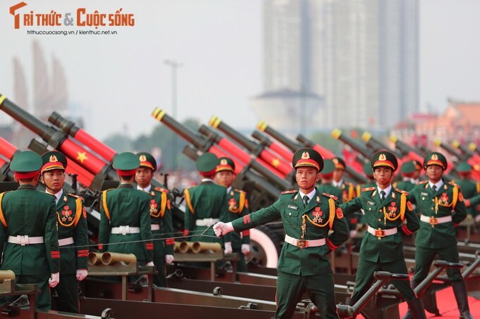 7h sáng 30/4, tại khu vực công viên Bến Bạch Đằng, 21 loạt đại bác nổ rền vang trong niềm tự hào, hân hoan của người dân.