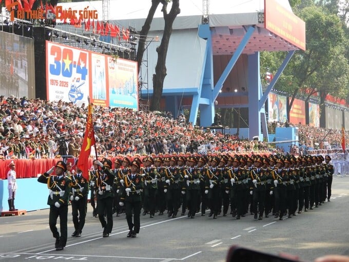 Trong không khí thiêng liêng và hào hùng, các lực lượng vũ trang cùng đại diện nhân dân các tầng lớp đã sải bước đầy khí thế qua lễ đài, thể hiện tinh thần quyết tâm, sức mạnh đoàn kết và niềm tự hào sâu sắc về chặng đường lịch sử vẻ vang của dân tộc.