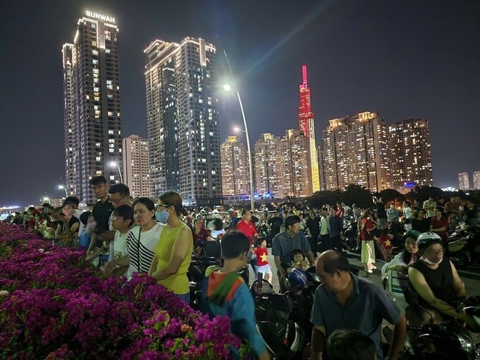 Người dân chen kín đường từ sớm để chọn vị trí đẹp xem pháo hoa.