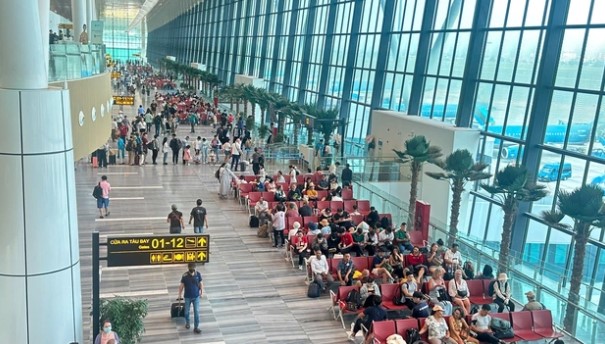 Khách nhộn nhịp ở khu vực chờ ra cửa khởi hành, nhà ga T3 sân bay Tân Sơn Nhất sáng 17-5