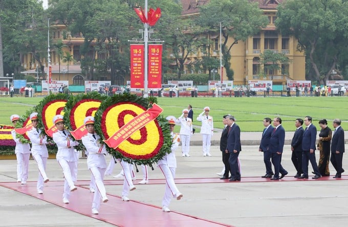 Lãnh đạo Đảng, Nhà nước vào Lăng viếng Chủ tịch Hồ Chí Minh. Ảnh: QUANG PHÚC