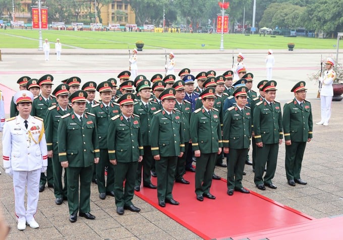 Đoàn đại biểu Quân ủy Trung ương - Bộ Quốc phòng vào Lăng viếng Bác. Ảnh: QUANG PHÚC