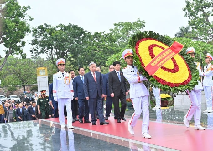 Lãnh đạo Đảng, Nhà nước đặt vòng hoa, dâng hương, tưởng niệm các Anh hùng liệt sĩ tại Đài tưởng niệm các Anh hùng liệt sĩ trên đường Bắc Sơn. Ảnh: QUANG PHÚC