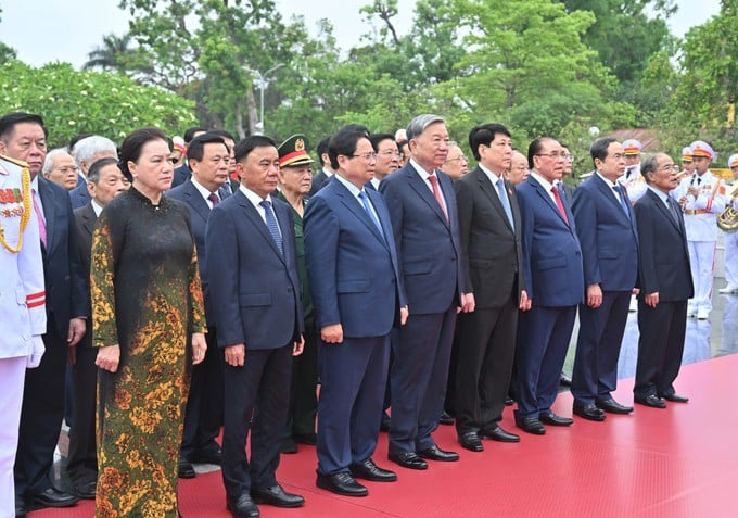 Lãnh đạo Đảng, Nhà nước tưởng niệm các Anh hùng liệt sĩ tại Đài tưởng niệm các Anh hùng liệt sĩ trên đường Bắc Sơn. Ảnh: QUANG PHÚC