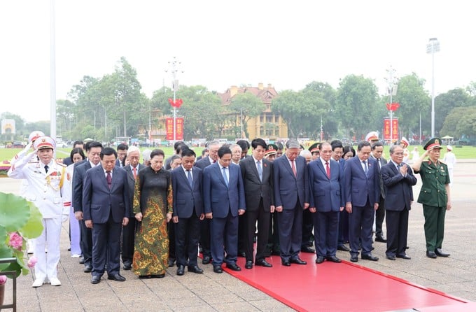 Lãnh đạo Đảng, Nhà nước vào Lăng viếng Chủ tịch Hồ Chí Minh. Ảnh: QUANG PHÚC