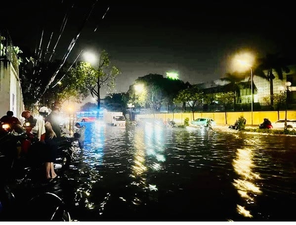 Nhiều tuyến đường nội ô và khu dân cư tại TP Vũng Tàu thường xuyên ngập sâu mỗi khi có mưa to. Ảnh: IT