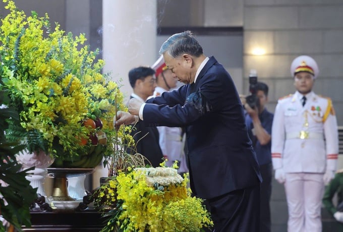 Tổng Bí thư Tô Lâm dâng hương viếng nguyên Chủ tịch nước Trần Đức Lương. Ảnh: VGP