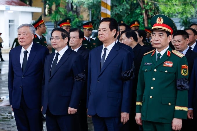 Đoàn Chính phủ do Thủ tướng Chính phủ Phạm Minh Chính dẫn đầu viếng nguyên Chủ tịch nước Trần Đức Lương.