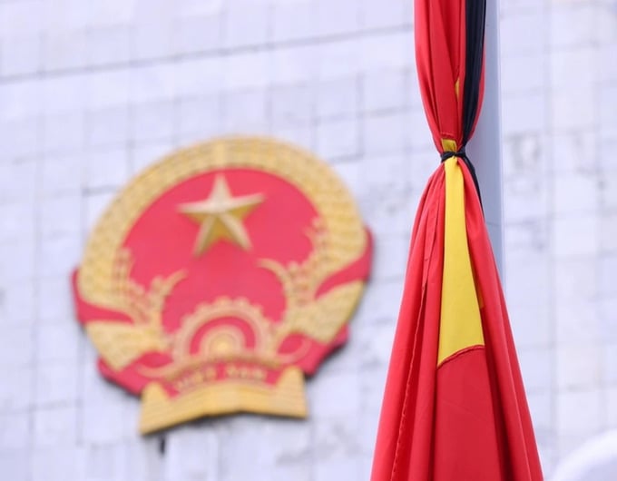 Cờ rủ là Quốc kỳ được buộc lại bằng dải băng tang. Ảnh: TTXVN.