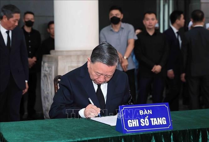 Tổng Bí thư Tô Lâm ghi sổ tang tại lễ viếng nguyên Chủ tịch nước Trần Đức Lương. Ảnh: TTXVN.