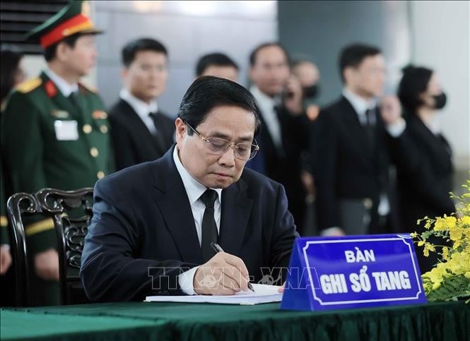 Thủ tướng Phạm Minh Chính xúc động ghi sổ tang. Ảnh: TTXVN.