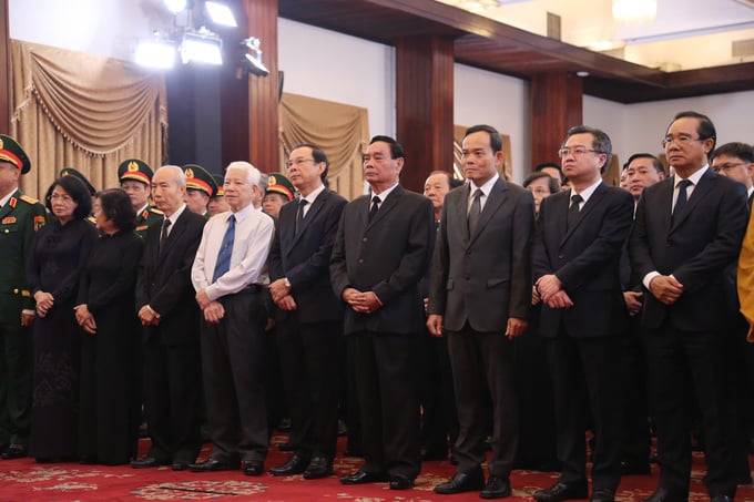 Buổi lễ diễn ra trong không khí trang nghiêm, xúc động với sự tham dự của nhiều lãnh đạo, nguyên lãnh đạo Đảng, Nhà nước, Mặt trận Tổ quốc Việt Nam, lãnh đạo TP HCM, các đoàn thể, tổ chức, lực lượng vũ trang và đông đảo các tầng lớp nhân dân.