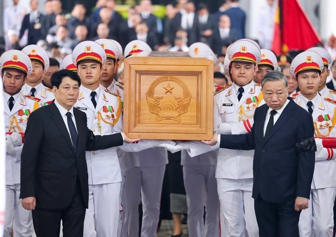 Linh xa chở linh cữu nguyên Chủ tịch nước Trần Đức Lương về nơi an táng tại quê nhà Quảng Ngãi.