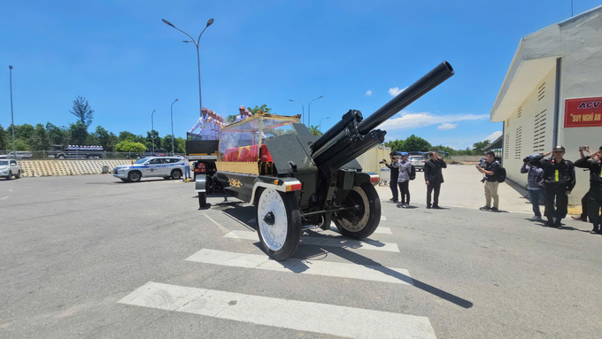 Linh xa chở linh cữu nguyên Chủ tịch nước Trần Đức Lương về nơi an táng tại quê nhà Quảng Ngãi