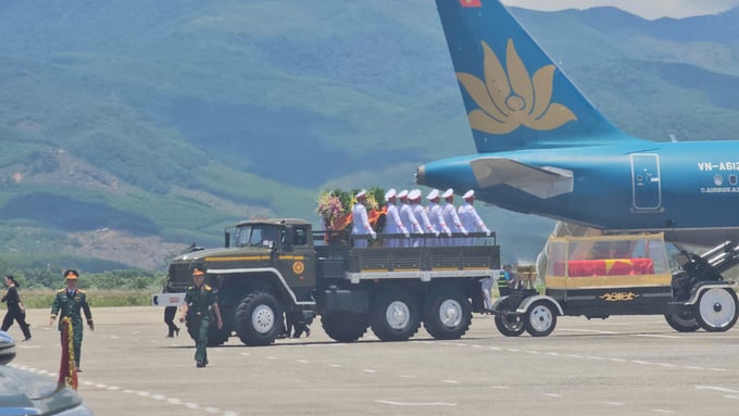 Sau đó, linh cữu nguyên Chủ tịch nước Trần Đức Lương được đưa lên linh xa, bắt đầu di quan về nơi an táng tại nghĩa trang quê nhà ở xã Phổ Khánh, thị xã Đức Phổ, tỉnh Quảng Ngãi.