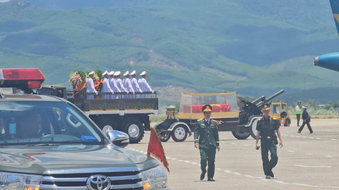 Sau đó, linh cữu nguyên Chủ tịch nước Trần Đức Lương được đưa lên linh xa, bắt đầu di quan về nơi an táng tại nghĩa trang quê nhà ở xã Phổ Khánh, thị xã Đức Phổ, tỉnh Quảng Ngãi.