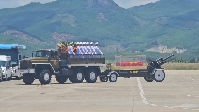 Đội hình các lực lượng nhanh chóng được ổn định để di quan về quê nhà nguyên Chủ tịch nước Trần Đức Lương tại Quảng Ngãi.