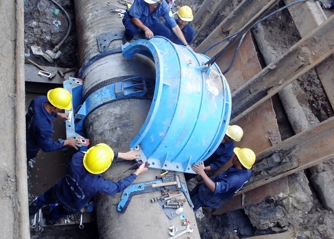 Công nhân đang thi công hệ thống cấp nước trên địa bàn TP HCM. Ảnh IT.
