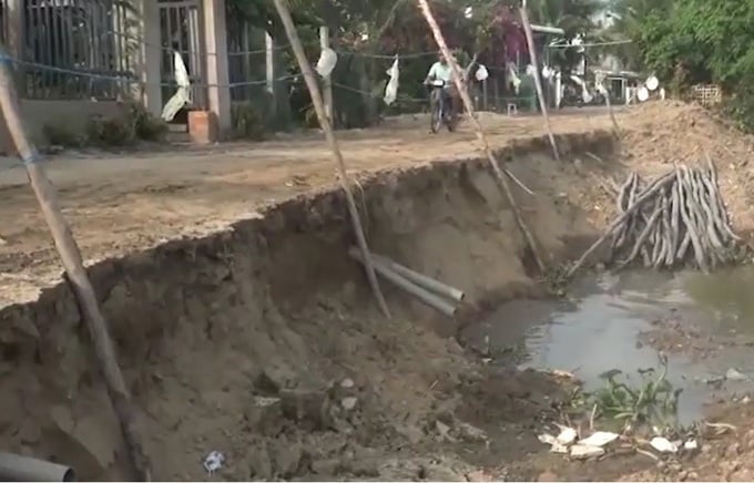 Tuyến đường Đông Rạch Giá - Long Xuyên từng bị sạt lở nặng một đoạn vào tháng 4/2023 khi đang được thi công, nâng cấp (Ảnh cắt từ clip tư liệu)
