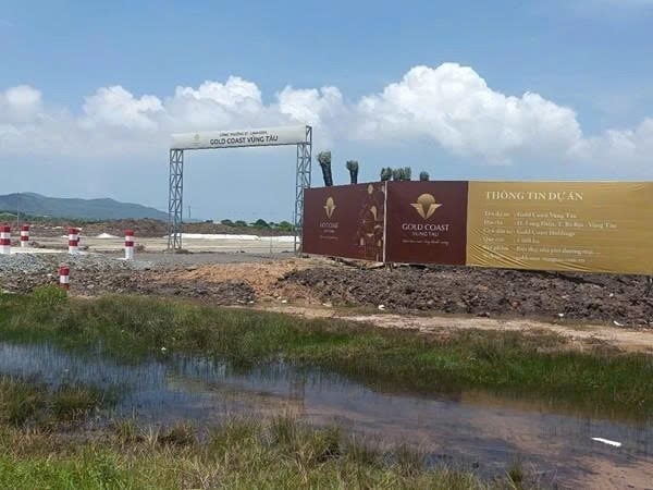 Hạ tầng dự án đang được triển khai xây dựng với tiến độ khá “từ tốn”, không có gì là rầm rộ như quảng cáo. Ảnh: Thiên Bảo – Lê Vũ