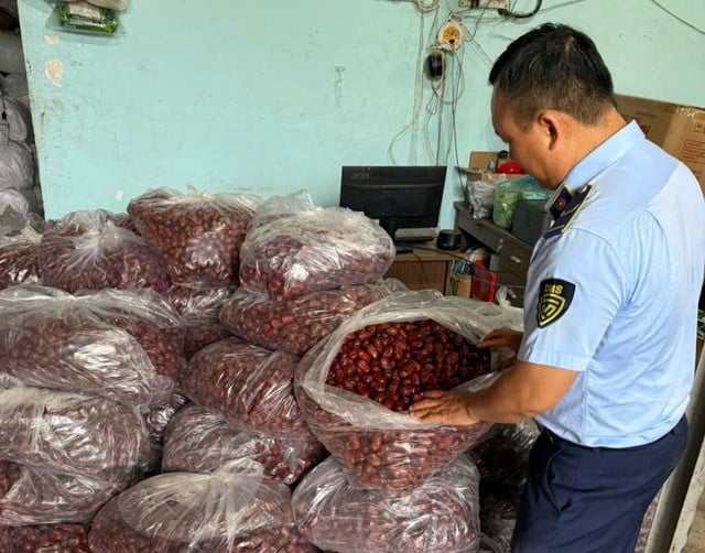 Đội QTTT số 16 phát hiện 2.000 kg táo đỏ sấy khô... Ảnh: VGP/LN