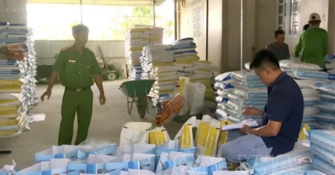 Thức ăn tôm bị làm giả được phát hiện tại kho của ông Dương Văn Hòa. ẢNH: TRỌNG NGUYỄN