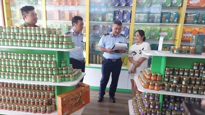 Lực lượng chức năng tạm giữ hơn 23.000 lọ yến chưng. (Ảnh DMS)