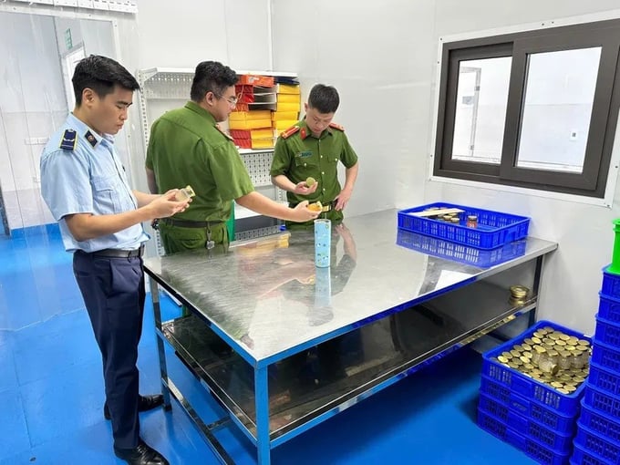 Lực lượng chức năng kiểm tra sản phẩm nghi không đảm bảo chất lượng. (Ảnh DMS)