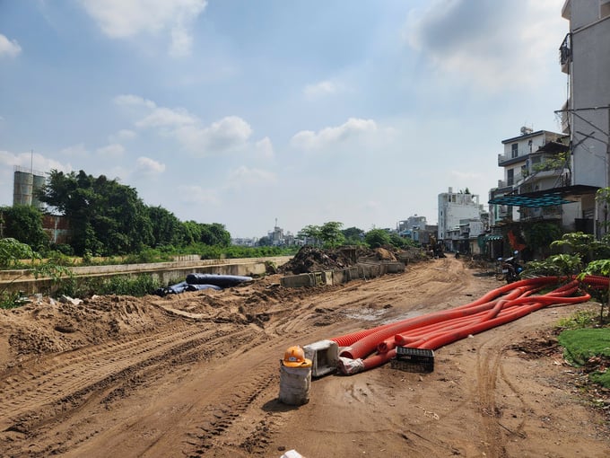Việc dự án thi công chậm khiến nơi đây đang trở thành bãi tập kết đổ rác gây ô nhiễm môi trường và mất mỹ quan đô thị. Ảnh N.T.