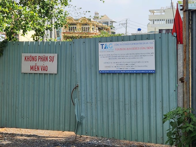 Văn phòng Ban chỉ huy công trình Gói thầu XL - 05 của Công ty Thuận An đóng kín cửa. Ảnh N.T.