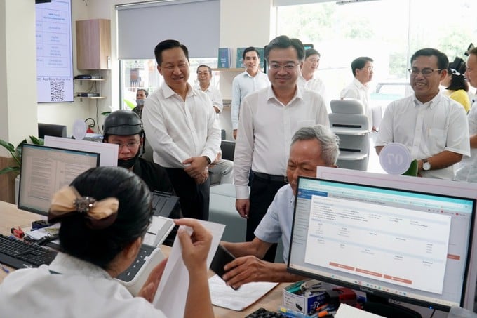 Đồng chí Nguyễn Thanh Nghị khảo sát tình hình hoạt động Trung tâm Phục vụ hành chính công phường An Khánh