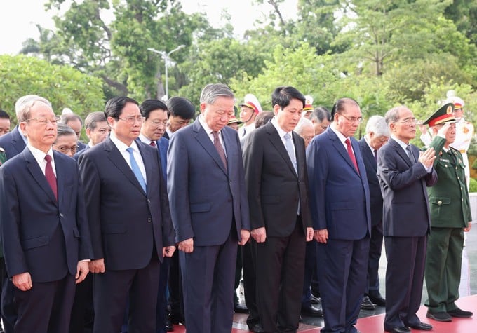 Các đồng chí lãnh đạo, nguyên lãnh đạo Đảng, Nhà nước, MTTQ Việt Nam dâng hương tưởng niệm các Anh hùng liệt sĩ. Ảnh: QUANG PHÚC