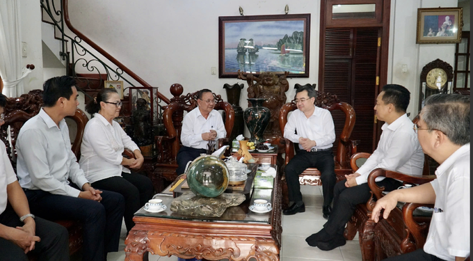 Đồng chí Nguyễn Thanh Nghị trò chuyện, thăm hỏi Thiếu tướng, Anh hùng lực lượng vũ trang nhân dân Huỳnh Huề