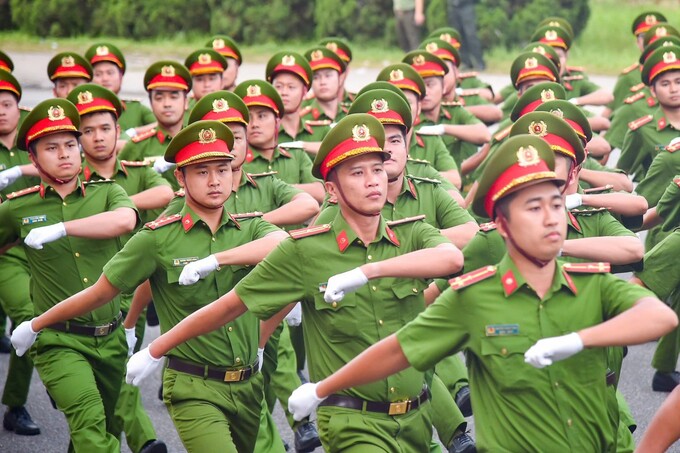 Cán bộ, chiến sĩ Công an với gương mặt tập trung cao độ, sẵn sàng thực hiện mọi nhiệm vụ được giao, khẳng định sự chính quy, tinh nhuệ của lực lượng.