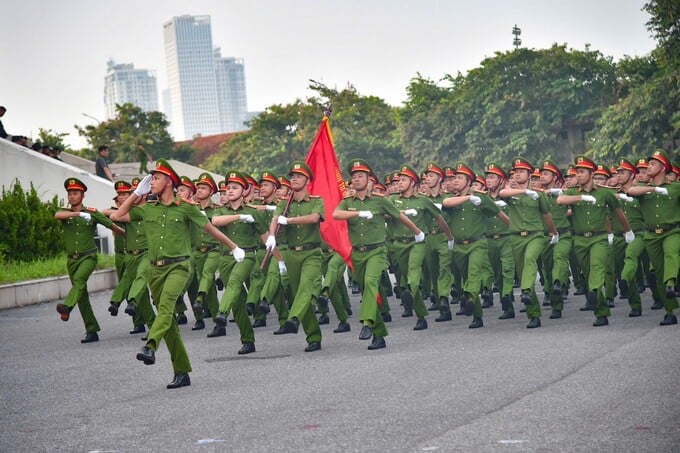 Các khối diễu binh của lực lượng Công an nhân dân thực hiện động tác đều bước, thể hiện khí thế và tinh thần kỷ luật thép của Công an Thủ đô.