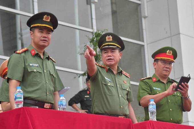 Trung tướng Nguyễn Thanh Tùng - Giám đốc Công an thành phố Hà Nội, trực tiếp chỉ đạo buổi hợp luyện lần 2 tại Sân vận động Quốc gia Mỹ Đình, nhằm rà soát đội hình và thống nhất các nội dung, quy trình thực hiện, đảm bảo an ninh, trật tự cho các sự kiện chính trị trọng đại sắp tới.