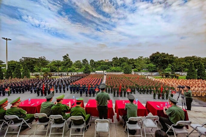 Toàn cảnh buổi hợp luyện quy mô lớn của Công an thành phố Hà Nội, với sự tham gia của hàng nghìn cán bộ, chiến sĩ từ các phòng nghiệp vụ và Công an các phường, xã, cho thấy sự chuẩn bị kỹ lưỡng và tinh thần chủ động cao.