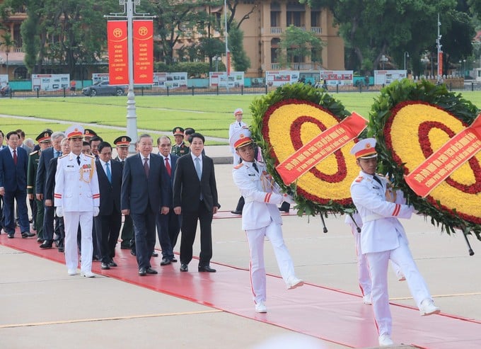 Lãnh đạo Đảng, Nhà nước vào Lăng viếng Chủ tịch Hồ Chí Minh, tưởng niệm các anh hùng liệt sĩ. Ảnh: QUANG PHÚC