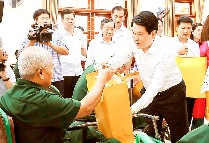 Chủ tịch nước Lương Cường tặng quà các thương binh. Ảnh: TTXVN