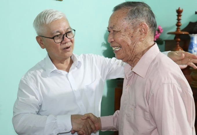 Đồng chí Nguyễn Văn Lợi thăm hỏi, tặng quà thương binh Trần Văn Tam