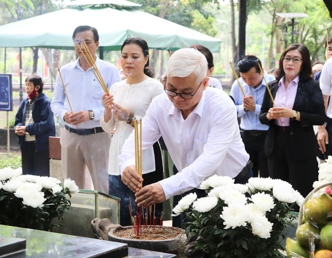 Đồng chí Nguyễn Văn Lợi thắp hương các anh hùng liệt sĩ đang an nghỉ tại Nghĩa trang Hàng Dương