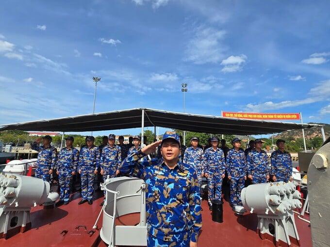 Luyện tập nội dung chào cờ, hát quốc ca trên biển