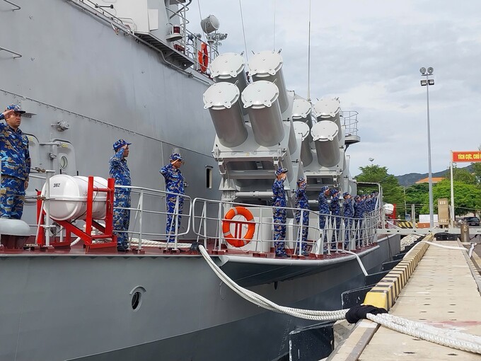 Luyện tập động tác chào trên biển