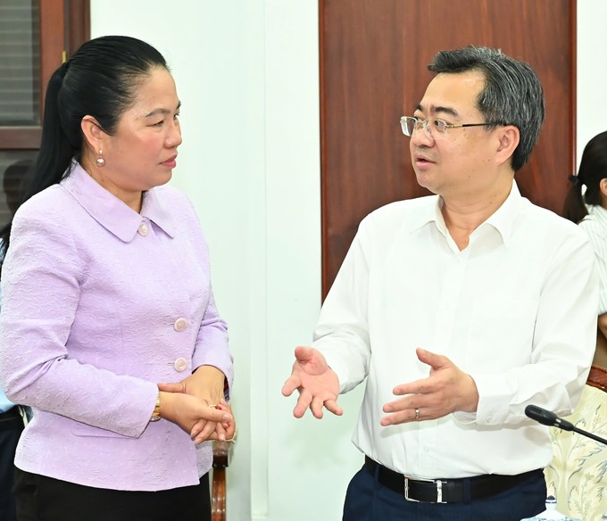 Đồng chí Nguyễn Thanh Nghị, Phó Bí thư Thường trực Thành ủy TPHCM trao đổi với đồng chí Lê Thị Hồng Nga, Phó Bí thư Đảng ủy các cơ quan Đảng TPHCM, tại buổi làm việc của Tổ Công tác số 1 Ban Chỉ đạo đại hội của Thành ủy với Ban Thường vụ Đảng ủy các cơ quan Đảng TPHCM về công tác chuẩn bị và tổ chức đại hội. Ảnh: VIỆT DŨNG