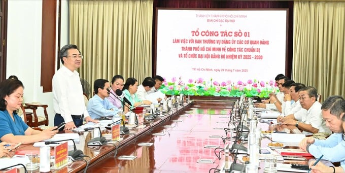 Tổ Công tác số 1 Ban Chỉ đạo đại hội của Thành ủy làm việc với Ban Thường vụ Đảng ủy các cơ quan Đảng TPHCM về công tác chuẩn bị và tổ chức đại hội. Ảnh: VIỆT DŨNG