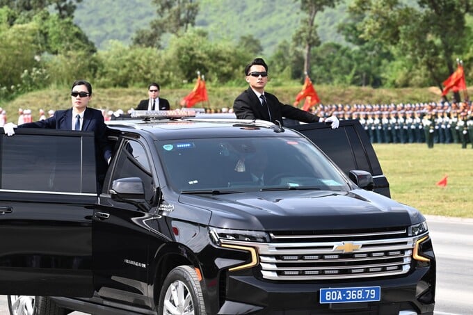 Bên cạnh đó là các chiến sĩ cảnh vệ luôn sẵn sàng xả thân để bảo vệ các chính khách, nguyên thủ quốc gia khi tới thăm và làm việc tại Việt Nam