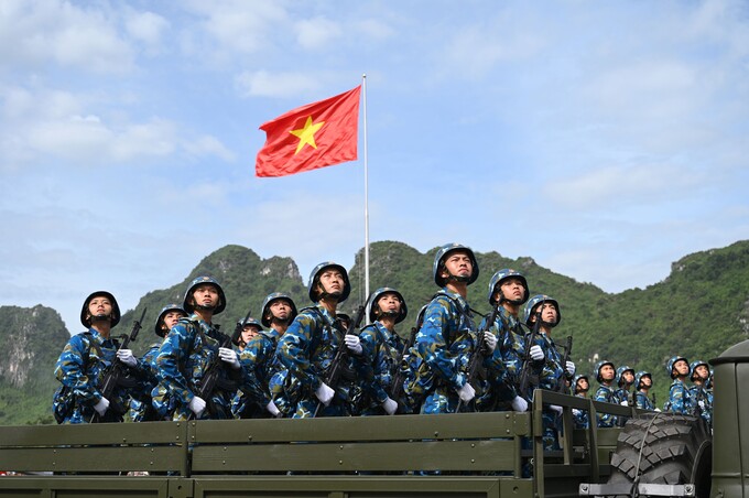 Chiến sĩ Phòng không - Không quân trên xe đặc chủng tham gia tổng hợp luyện. Ảnh: ĐỖ TRUNG