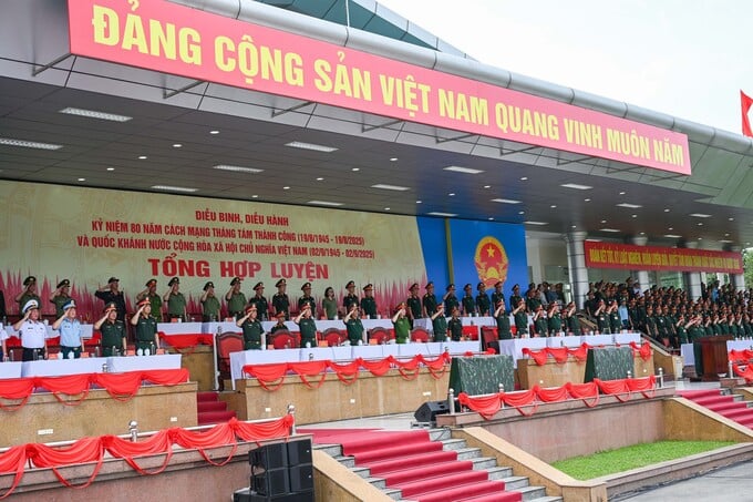 Khán đài chỉ huy cuộc tổng hợp luyện. Ảnh: ĐỖ TRUNG