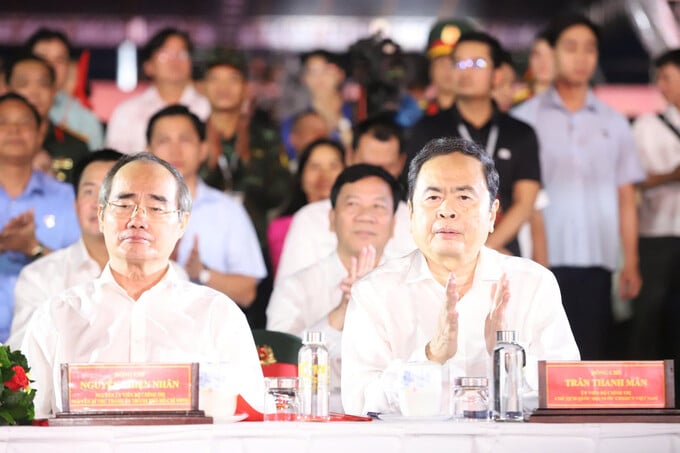 Chủ tịch Quốc hội Trần Thanh Mẫn dự chương trình cầu truyền hình chính luận nghệ thuật “Dưới cờ vinh quang”.