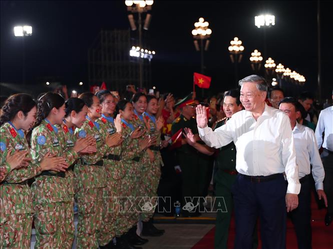 ổng Bí thư Tô Lâm dự Chương trình chính luận nghệ thuật ''Dưới cờ vinh quang'' tại điểm cầu Quảng trường Ba Đình (Hà Nội). Ảnh: Trọng Đức/TTXVN